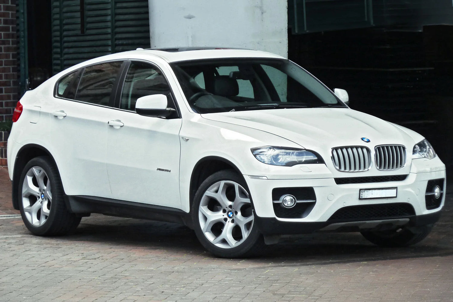 BMW X6 E71 in Alpine White