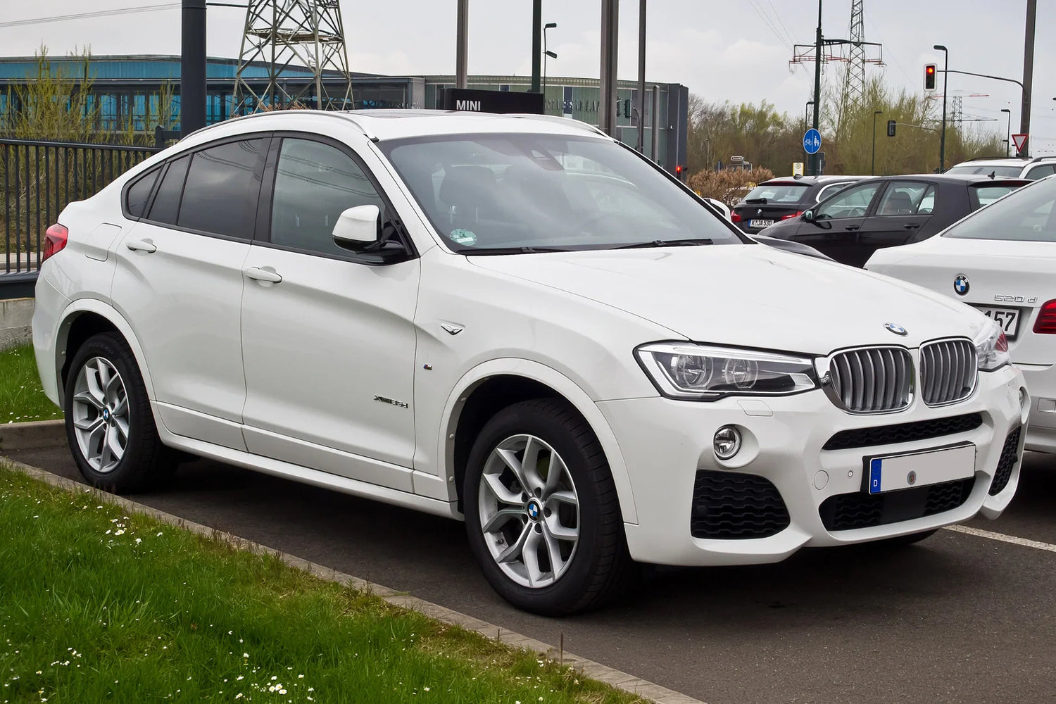 BMW X4 F26 luxury sports activity coupe in Alpine White
