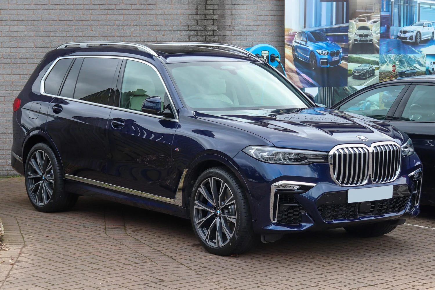 BMW X7 G07 luxury full size SUV in Phytonic Blue Metallic